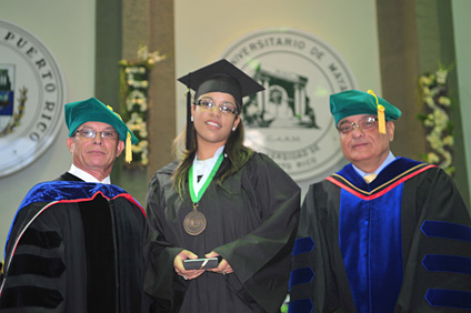 Desde la izquierda, el rector Miguel Muñoz; Damaris Montalvo Melón y el decano interio de Asuntos Académicos, Jorge Ortiz.