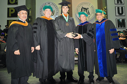 Desde la izquierda, el director de Ingeniería Civil, Ismael Pagán Trinidad; el decano de Ingeniería, Benjamín Colucci; Gabriel E. Sánchez Martínez; el rector Miguel Muñoz y el decano de asuntos académicos, Jorge Ortiz.