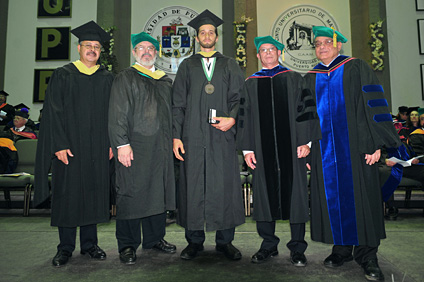 En el orden acostumbrado, el doctor Hipólito O'Farrill; el decano interino de Ciencias Agrícolas, Arístides Armstrong; Ian Pagán; el rector Miguel Muñoz; y el decano interino de Asuntos Académicos, Jorge Ortiz.