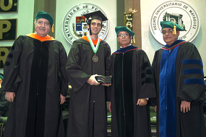 Desde la izquierda, el decano interino de Ingeniería, Benjamín Colucci; Gustavo Ortiz de Choudens; el rector Miguel Muñoz; y el decano interino de Asuntos Académicos, Jorge Ortiz.