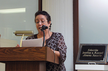 La doctora Jacqueline Girón Alvarado presentó la colección de cuentos.
