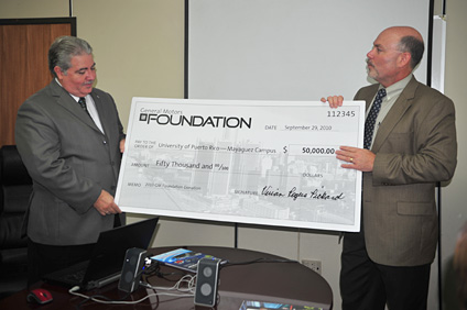 Kenneth Kelzer, de GM, entregó uno de tres donativos de $50 mil que aportará la empresa para la Facultad de Ingeniería.