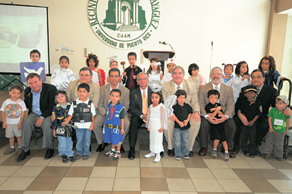 El rector del RUM, Miguel Muñoz (al centro) junto con los decanos y niños del Centro Preescolar.