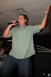 El karaoke fue una de las actividades más esperadas de la ocasión y el primer participante fue Jonathan Nazario, de Transportación.