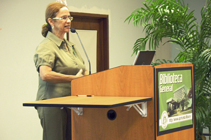 La profesora María del Carmen Cortina, de Enfermería fue una de las conferenciantes de la actividad.