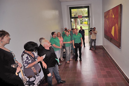Universo perceptible engalana el vestíbulo del edificio Luis Monzón, sede del Departamento de Matemáticas del Colegio.