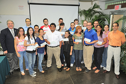 La Facultad de Ingeniería del Recinto Universitario de Mayagüez (RUM) otorgó becas a 22 colegiales destacados en asociaciones estudiantiles.