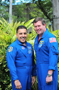 Desde la izquierda José Hernández y Michael Foreman, astronautas que visitaron Mayagüez para relatar sus experiencias.