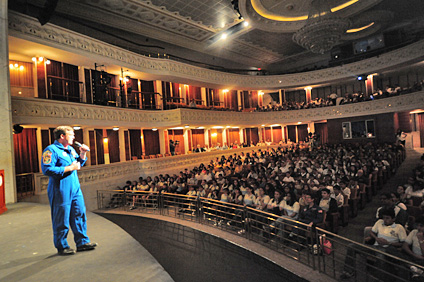 Michael Foreman se dirigió a cientos de jovencitos en una actividad que se llevó a cabo en el Teatro Yagüez.