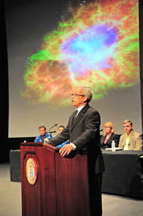 El rector del RUM, doctor Miguel A. Muñoz les dio la bienvenida a los especialistas de la NASA.