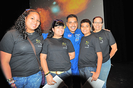 Los estudiantes aprovecharon la oportunidad para tomarse fotos con el astronauta José Hernández.