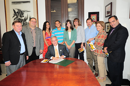 La Semana de la Biotecnología Industrial inició con la firma de la proclama oficial a cargo del rector del RUM, doctor Miguel A. Muñoz, sentado al frente. Lo acompañan profesores, estudiantes y funcionarios, todos relacionados con el Programa Biotec. (Foto por Carlos Díaz)