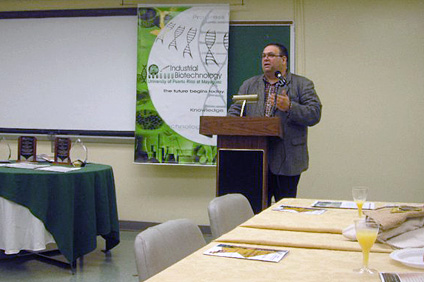 El doctor Carlos Ríos-Velázquez, dirigió un mensaje durante la ceremonia de reconocimiento a estudiantes destacados de Biotecnología.