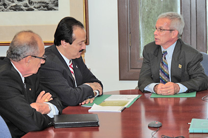 Durante el encuentro, el Rector del Colegio le presentó al Alcalde varios proyectos en beneficio del campus universitario.