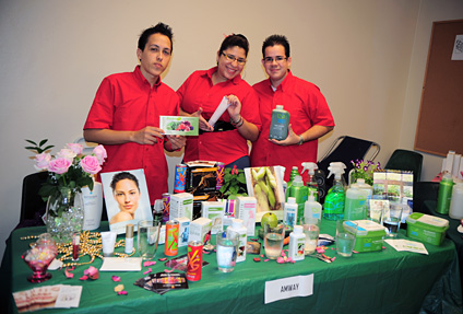 Luis A. Collado, Leyshia Matos y Joshua Martínez presentaron productos de belleza, del hogar y de cuidado personal.