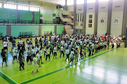Alrededor de 200 estudiantes se dieron cita en el Coliseo Rafael Mangual para ejercitarse en una clase de zumba.