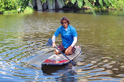 Oliver Bencosme, de Sea Grant ofreció una demostración de paddle board en el Caño Boquilla.