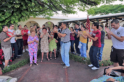 Los jóvenes de la asociación de Ingeniería Tau Beta Pi obsequiaron a los ancianitos del Asilo Municipal de Mayagüez con su primera parranda navideña.