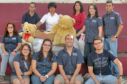 Los jóvenes del capítulo colegial del Instituto Americano de Aeronáutica y Astronáutica llevaron a cabo una recolecta de zapatos, ropa y juguetes que entregaron al Ejército de Salvación de los Estados Unidos.