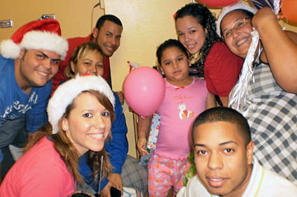Los estudiantes de la Asociación de Estudiantes de Enfermería visitaron el área pediátrica el Hospital San Antonio de Mayagüez y los obsequiaron con música, dulces, globos y otros regalos.