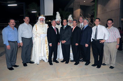 El Rector y los Decanos aprovecharon la oportunidad para retratarse con los Reyes Magos.