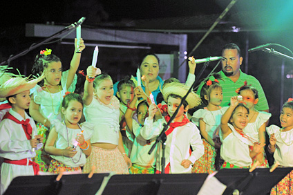 Los chiquitines del Centro Preescolar, ataviados de vestimentas de jíbaros puertorriqueños, cantaron algunos villancicos.
