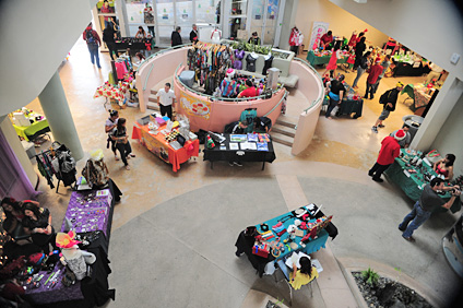 La oferta de productos del Bazaar Navideño incluyó calzado, ropa, accesorios y alimentos.