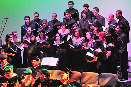 La parte musical de la velada estuvo a cargo de Corium Canticus, agrupación dirigida por el profesor Edgar A. Vélez Montes.