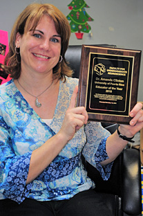 La doctora Amanda Clinton recibió el premio de Educadora del Año que otorga la Sociedad de Neurobiología.