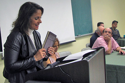 La doctora Bernadette Delgado compartió sus impresiones del libro. Asimismo, lo hicieron los doctores Ana Nieves y Mario Núñez (en la mesa).