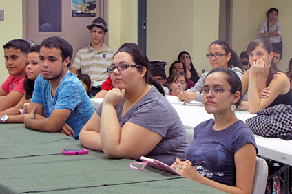 Un nutrido grupo de estudiantes escuchó atento la presentación del texto publicado por la Editorial de la Universidad de Puerto Rico.