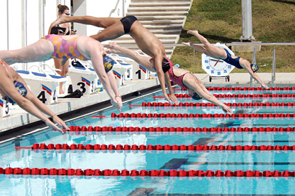 El complejo natatorio cuenta con una piscina de competencias, una de clavados y otra de calentamiento.