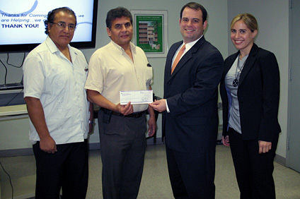 Desde la izquierda: los doctores Oscar Perales y Félix Román reciben la dádiva que entregan los ingenieros Elí Díaz y Patricia Crumley, de la Autoridad de Desperdicios Sólidos.