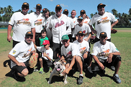 El equipo Sunshine All Star, compuesto por artistas y personalidades de WAPA TV, acompañados de Tarzán.