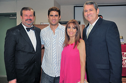 Durante la actividad estuvieron presentes familiares y amigos de Irizarry Mora. En el orden acostumbrado, el presidente de la PUCPR, doctor Jorge I. Vélez Arocho; Alejandro Irizarry, hijo del autor; y Elisa Vélez, esposa de Irizarry Mora, lo acompañaron durante la ocasión.