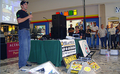 El joven egresado gustaba de motivar a otros estudiantes a que estudiaran ingeniería. En la foto, durante una charla sobre el tema que se celebró el 23 de septiembre de 2004 con motivo de Acércate a la Universidad en los pasillos del Mayagüez Mall. (Carlos Díaz / Prensa RUM)