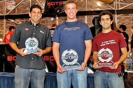 Jesús, a la izquierda, junto con sus compañeros colegiales cuando participaron en las Battlebots IQ en el 2007. (suministrada)