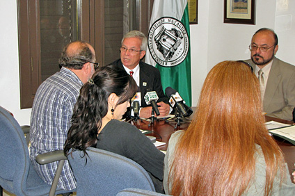 El rector del RUM, doctor Miguel A. Muñoz conversa con los periodistas sobre el acuerdo colaborativo entre el CID, el PRTEC y el Fideicomiso de Ciencia y Tecnología.