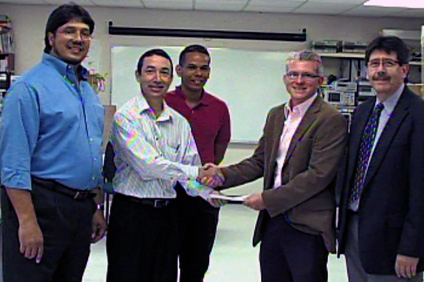 El ingeniero Carlos Velázquez, segundo desde la izquierda, entrega el donativo a los doctores Gerson Beauchamp, a la izquierda; Erick Aponte y Antonio Estévez.
