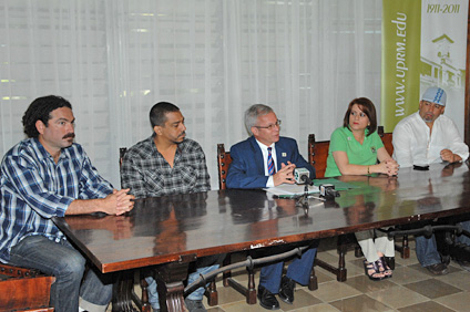Desde la izquierda, Roberto Biaggi y Celso González, de Cero Design; el rector Miguel A. Muñoz; Rocío Zapata, presidenta del Comité; y el artista Giovanni Ruiz.