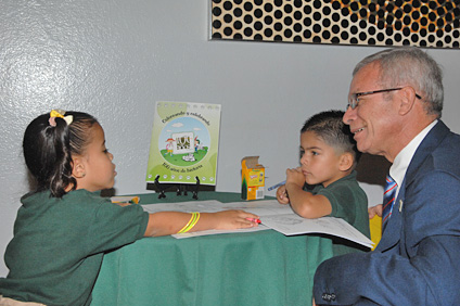 Los niños Carmen Quiñones y Adrián José Díaz Alicea, del Centro Preescolar del RUM, le dijeron al rector Miguel A. Muñoz que ellos pintan “dentro de la línea”.