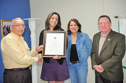 Los miembros de la ACJ le brindaron un reconocimiento a la exalumna Damaris Montalvo Melón, quien el año pasado recibió el premio Luis Stefani Rafucci.