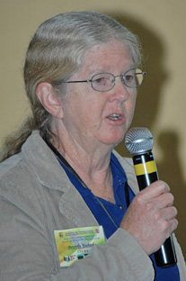 Beverly Yoshioka, del Programa Costero de la USFWS, ofreció información sobre los requisitos para formar parte de programas de restauración del hábitat.