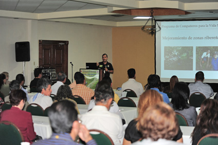 Carlos Pacheco, biólogo de la sección de Especies en peligro de extinción de la agencia, tuvo a su cargo una charla sobre el programa Compañeros para la Vida Silvestre.