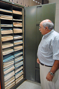 El doctor David Ballantine muestra parte de la colección del Herbario Marino Puertorriqueño ubicado en la Isla Magueyes.