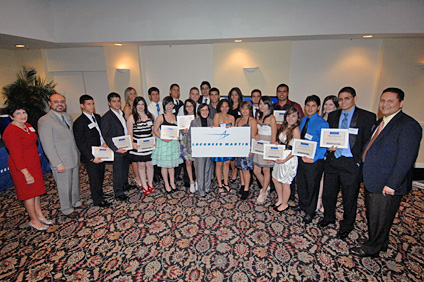 Desde la izquierda, Ellen Ríos de Acarón, directora del Programa Coop de Ingeniería; el rector interino del RUM, doctor Jorge Rivera Santos; los ejecutivos de Lockheed Martin y los estudiantes colegiales premiados.