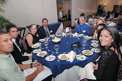 Los alumnos recibieron una beca de mil dólares en una ceremonia de premiación a la que asistieron junto a sus familiares en el Mayagüez Resort.