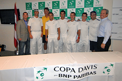 La delegación puertorriqueña de tenis durante la conferencia de prensa que anunció el evento. Los acompaña a la izquierda, Héctor Solá, presidente del Comité Copa Davis y en la extrema derecha, Humberto Torres, presidente de la Asociación de Tenis de Puerto Rico.