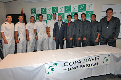 El rector interino del RUM, doctor Jorge Rivera Santos, al centro, junto a los equipos de Puerto Rico y Paraguay en la presentación oficial.