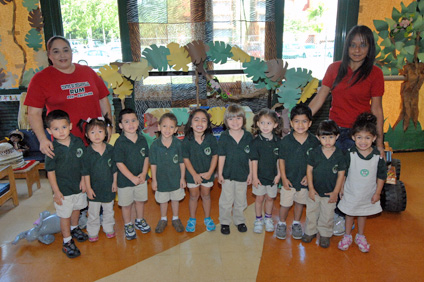 Las maestras Carmen M. Chaparro y María de los A. Ruiz junto al grupo rojo, de los niños más pequeños.